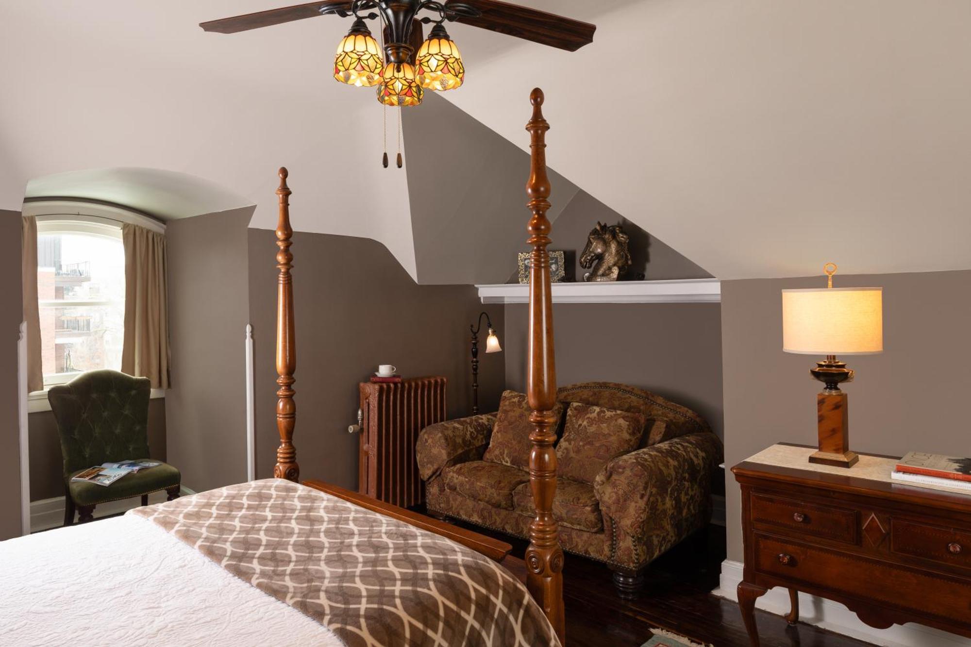 300 Clifton Bed & Breakfast Minneapolis
